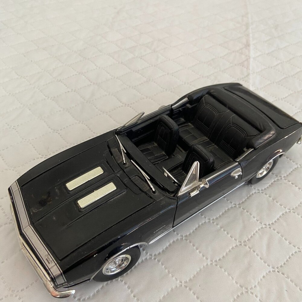 MotorMax 1967 Chevrolet Camaro SS Black Car Model. Missing windshield